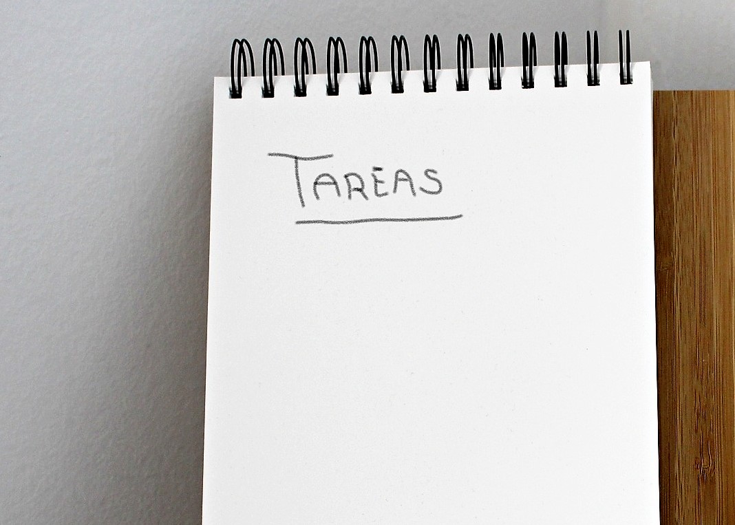 FOTO DE UNA LIBRETA EN LA QUE PONE TAREAS PERO NO HAY NADA ESCRITO