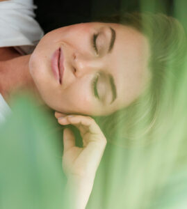 Mujer relajada, descansando acostada, en las vacaciones de navidad