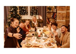 Familia comiendo y disfrutando en Navidad después de afrontar el conflicto