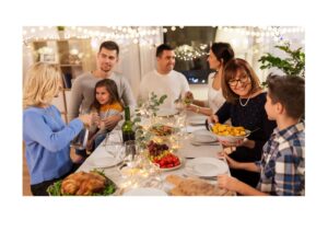 Dos familias que comparten mesa y celebrando la Navidad sin conflictos y disfrutando