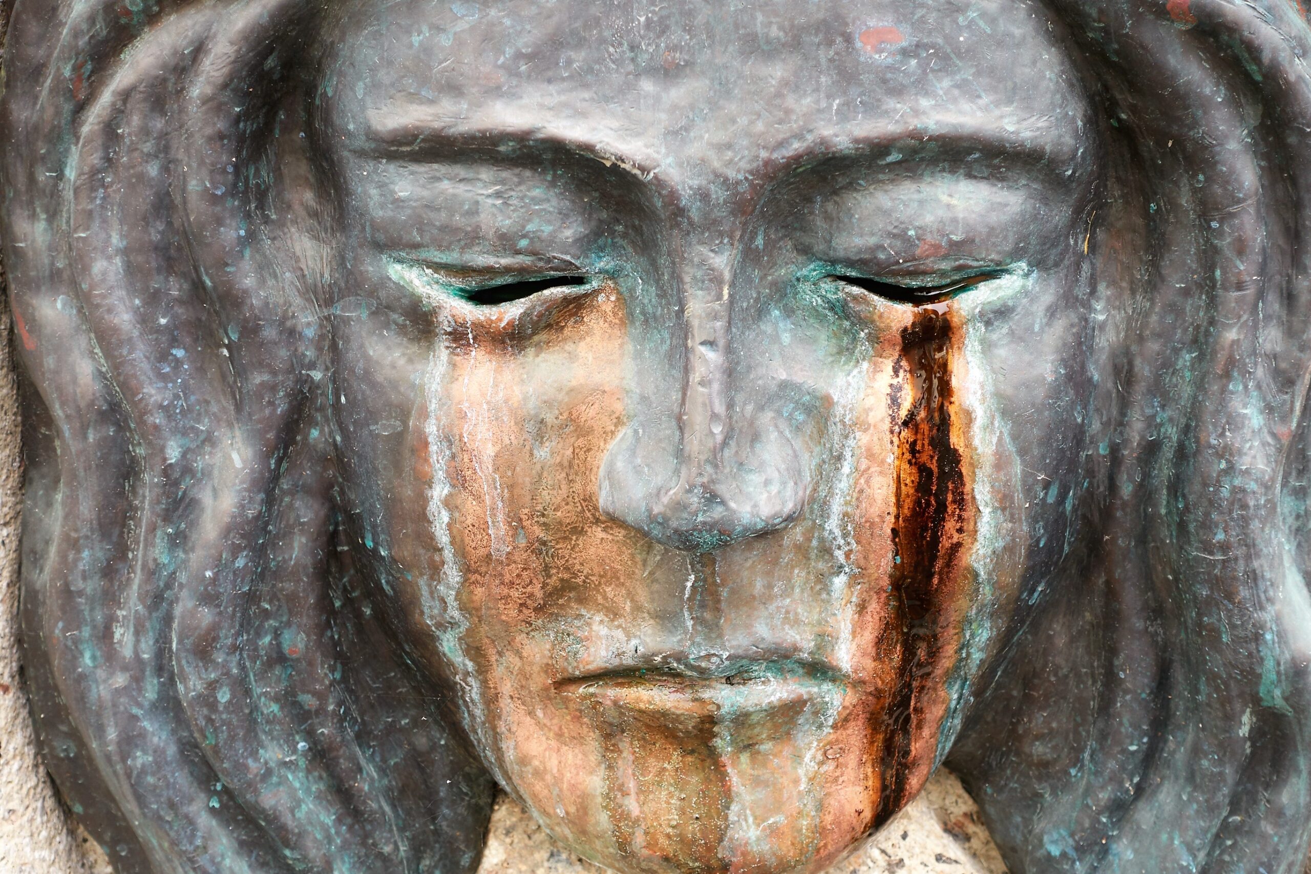 Escultura de mujer que llora, expresa silencio y tristeza en una relación tóxica